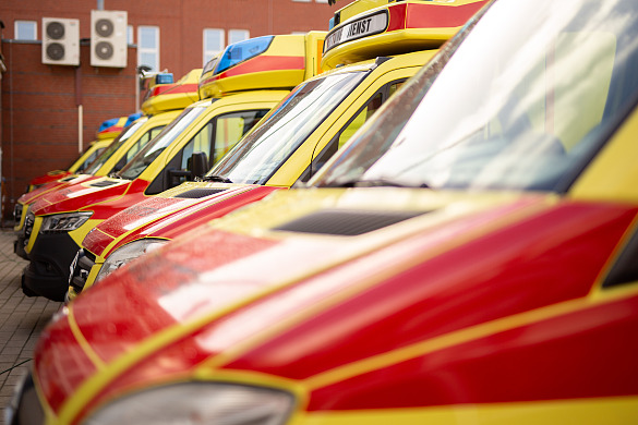 Motorhauben von Rettungswagen der Feuerwehr